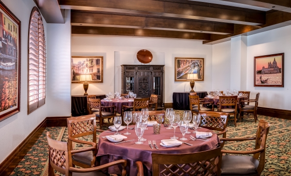 An intimate wedding rehearsal dinner venue at Rosen Shingle Creek.